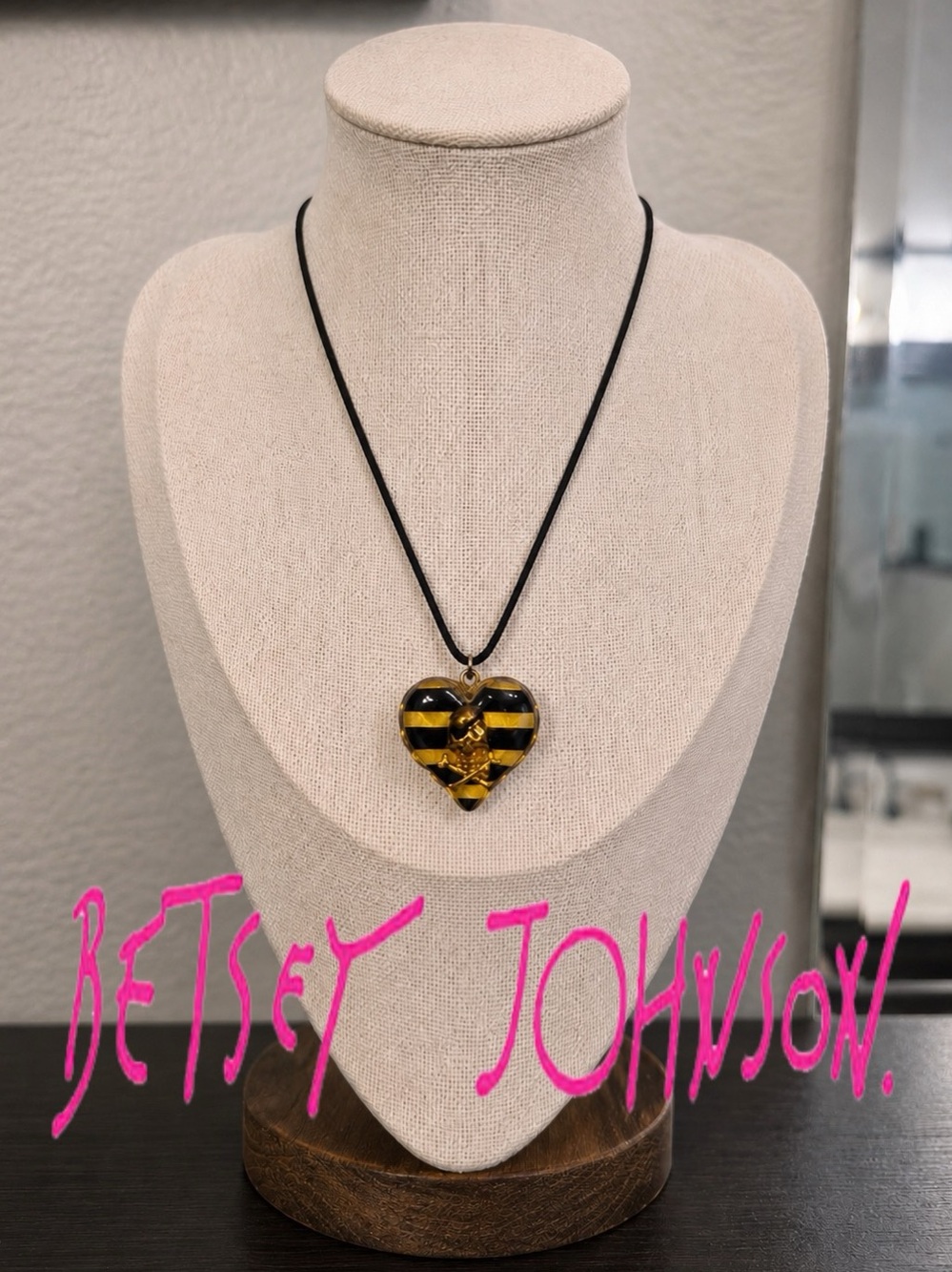 💕 Vintage Betsey Johnson Skull Heart Necklace – Black & Gold Striped Pendant